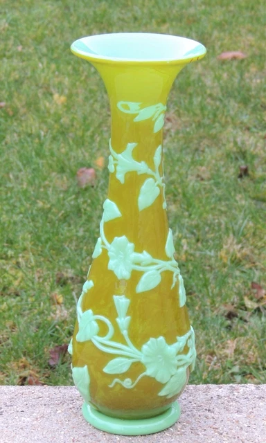 BACCARAT : ancien vase en verre opalin doublé, décor tournant feuilles de lierre