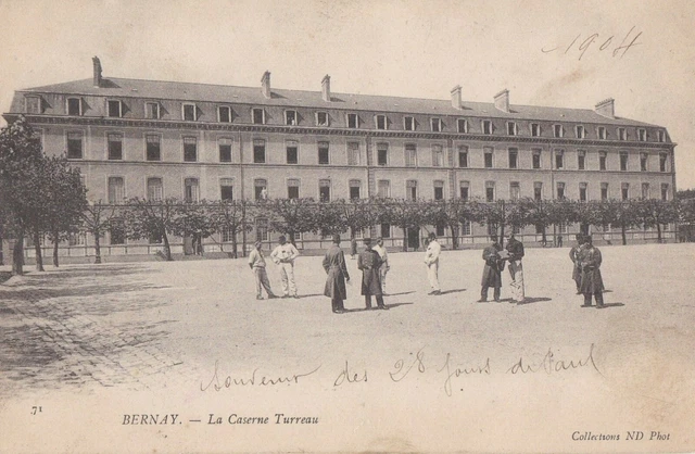CPA 27 NORMANDIE Eure BERNAY Caserne TURREAU Militaires INFANTERIE 1904 Animée