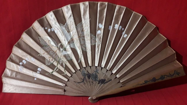 Gran abanico antiguo, decorado a mano, primer cuarto del siglo XX Gran abanico antiguo, decorado a mano, primer cuarto del siglo XX
