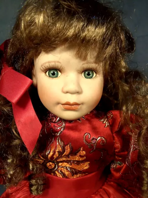 Porcelain Doll (464 )   17 "-43 cm   Leonardo Collection