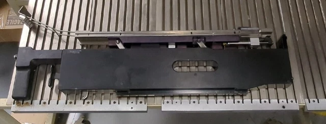 Universal Instruments Vibratory Feeder 44762002 with Track UIC 45159303 16 SOIC