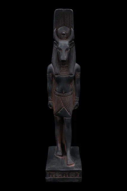 Estatua egipcia antigua y única, cabeza de piedra pesada de la diosa vaca...