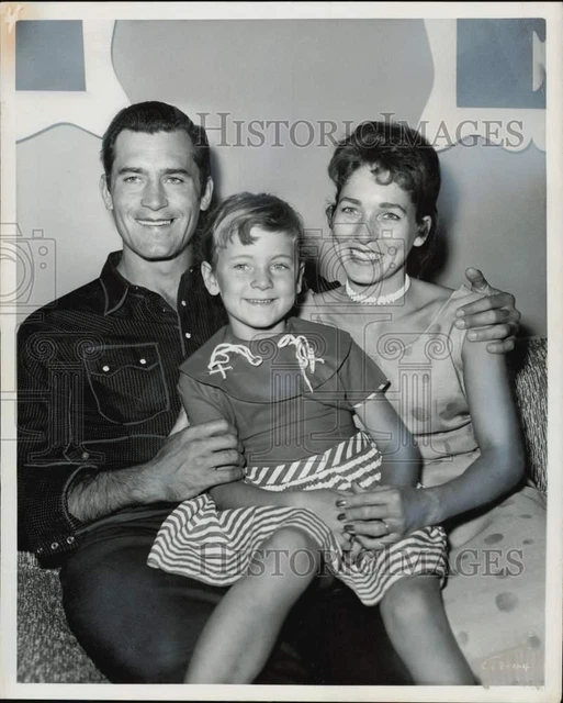 1957 Press Photo Actor Clint Walker and family - kfx43547