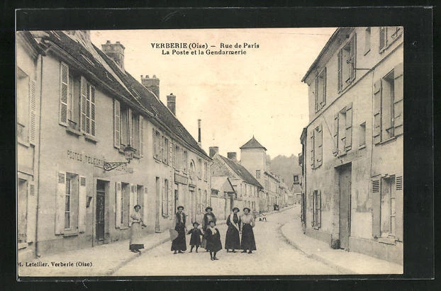 CPA Verberie, Rue de Paris, la Poste et la Gendarmerie