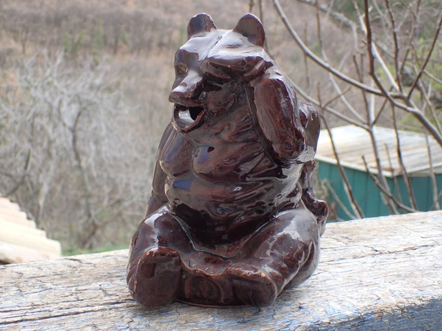 ancien pichet à l'ours en barbotine