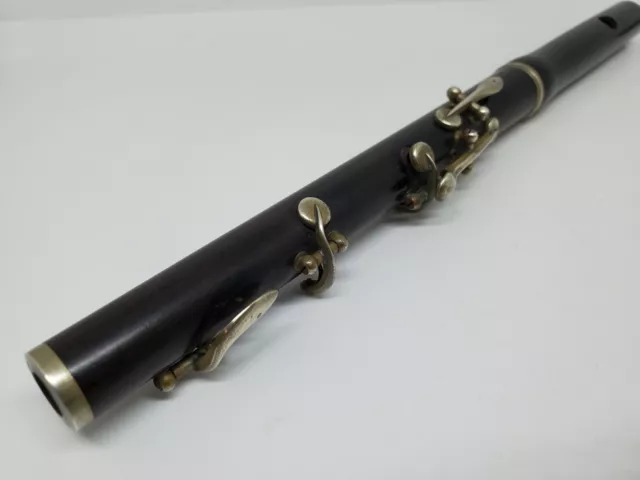 Ancien instrument de musique petite flûte traversière en bois piccolo luthier