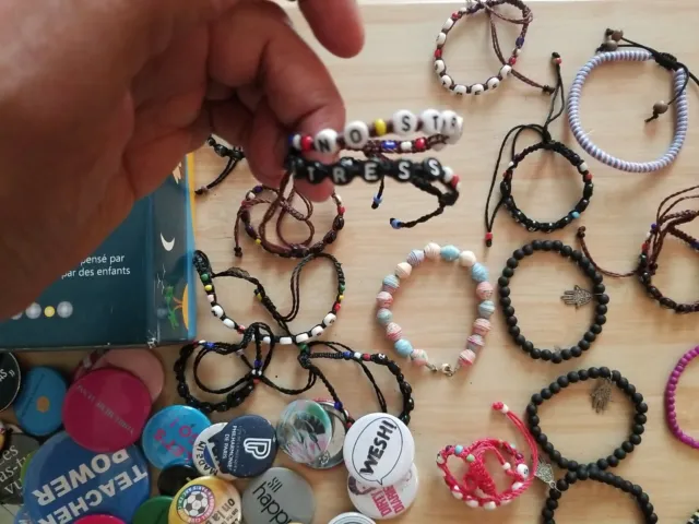 Lot BIJOUX FANTAISIES Divers Bracelets et autres objets avec un jeux de société 2