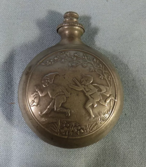 ANCIENNE SECOUETTE, TABATIERE, en ETAIN, CHASSEUR POURSUIVANT  LUTIN et LAPIN