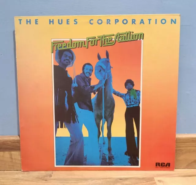 The Hues Corporation - Freedom For The Stallion Vinyl Schallplatte (APL1-0323) NM/SEHR GUTER ZUSTAND +