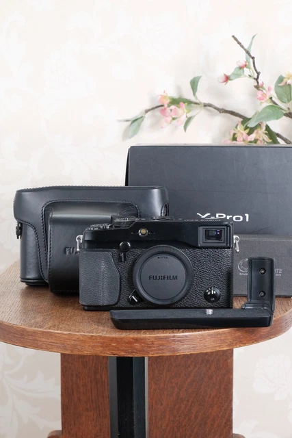 Near mint! Fujifilm X-Pro1 in original box and case, with lots of goodies!