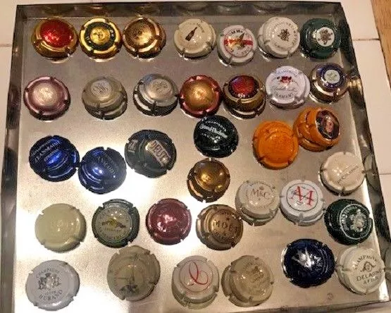 Lot de 35 capsules de champagne toutes différentes Roederer, Moet, Deutz , etc..