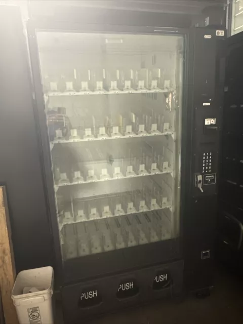 Dixie Narco BevMax 5591 Glass Front Beverage Vending Machine FREE SHIPPING