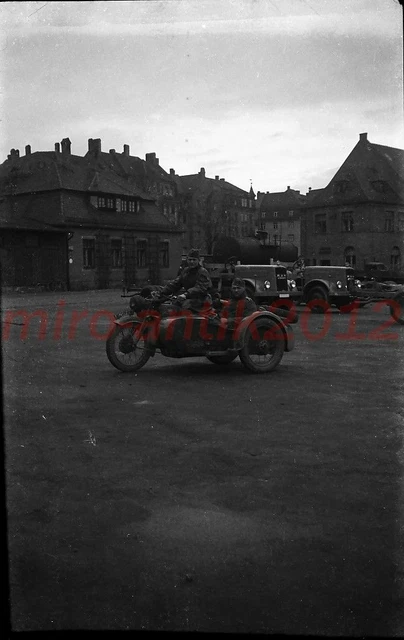 Foto-Negativ, Belgien, LKW-Kolone in Bewegung, Kradmelder davor, 5026-766/15