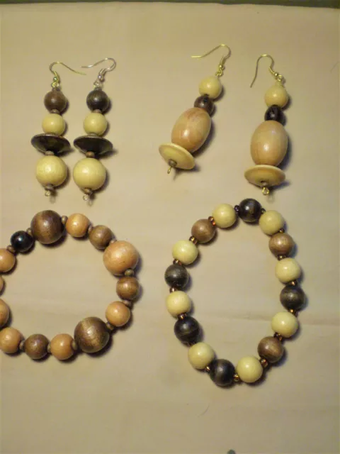Juego de joyas hechas a mano 2 pulseras elásticas 7" + pendientes 3" madera marrón perforado