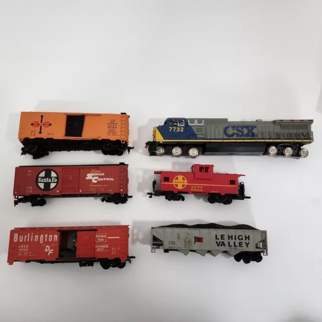 HO Scale Lot - 1 Locomotive & 5 Boxcars - Read Description