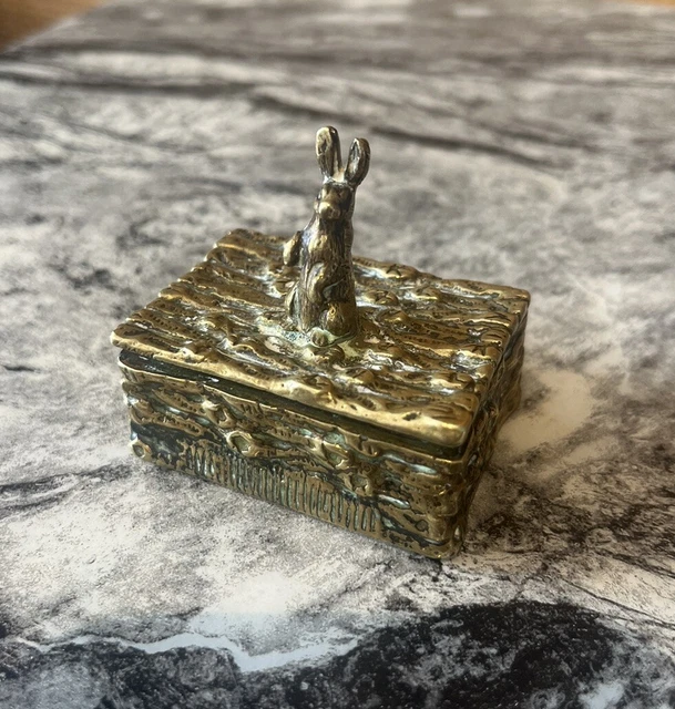 VINTAGE ANTIQUE BRASS Stamp Box Snuff Trinket Pill Box Bunny Rabbit £20