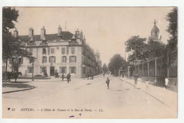 NEVERS - Nievre - CPA 58 - Hotel de France Rue de Paris - petites usures