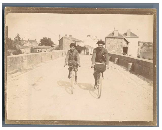 Tirage Argentique Vintage France - 'À La Plage Sur Le Vélo' - Format 9x12 Cm - Circa 1900