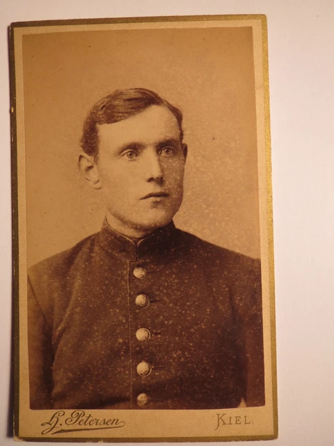 Kiel - Soldat ? Beamter ? in Uniform - Knöpfe - Portrait / CDV