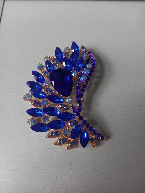 Dior Broche en métal doré et strass symbolisant une fleur - En vente sur
