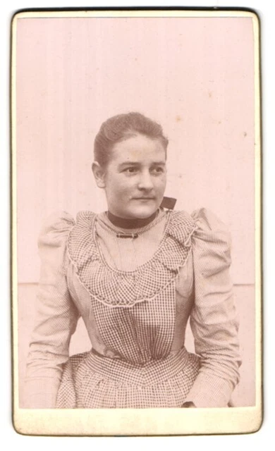 Fotografie unbekannter Fotograf und Ort, Portrait junge Dame im modischen Kleid