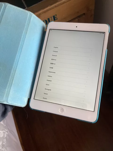 Apple iPad mini 1st Gen. 16GB, Wi-Fi, 7.9in - With Case