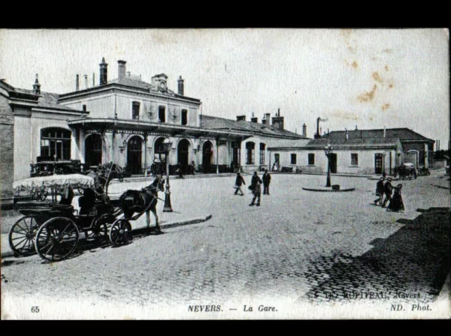 NEVERS (58) ATTELAGES à la GARE animée en 1915