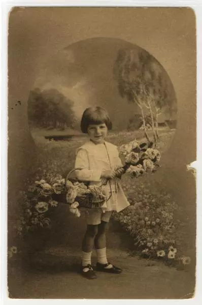 AK Mädchen mit Korb mit Rosen 1918