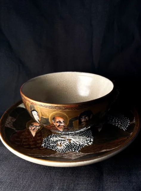 Japanische Satsuma-KeramikTasse & Untertasse mit Drachen- und Figuren Meiji Zeit