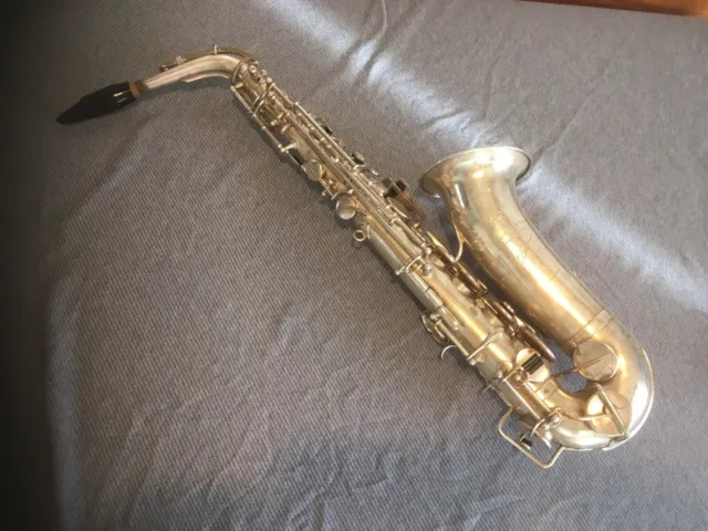 Saxophone Alto Pierret modèle n° 7 re tamponné, très bon état.