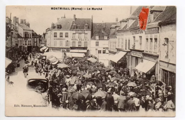 MONTMIRAIL Marne CPA 51 le marché devant la succursale du familistere