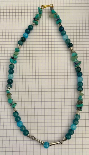 collier perles de verre et pierres