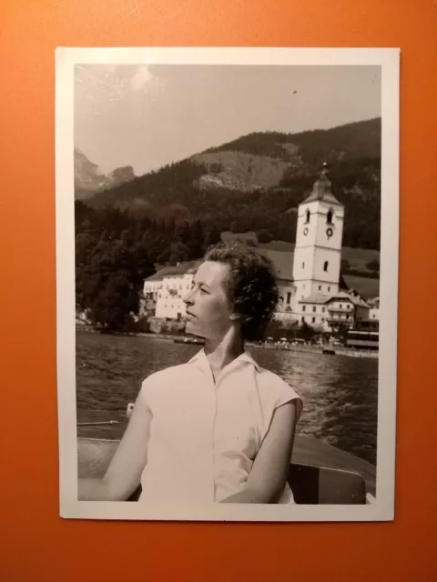 Foto alt antik hübsche Frau Woman genießt Urlaub Boot See Kirche Natur old Photo