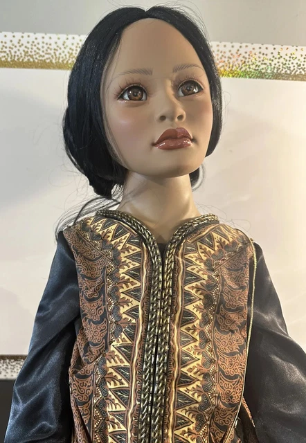 Dedari Dwi Saptono Asian Indonesian Vinyl Cloth Sitting Doll 35" #097/200 2004