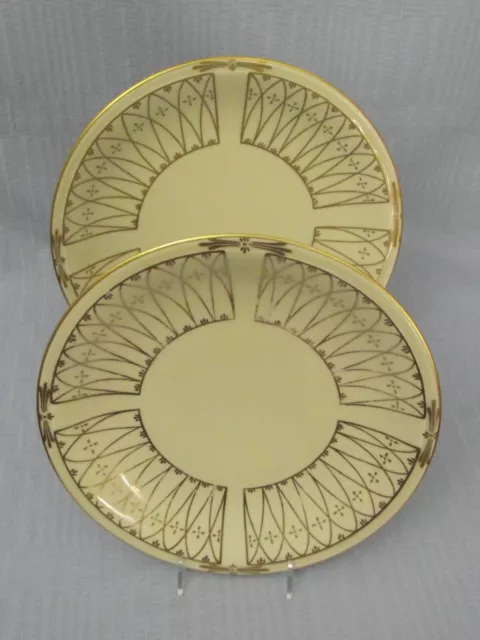 Ensemble de deux plats ronds en porcelaine de Limoges beige à motifs dorés