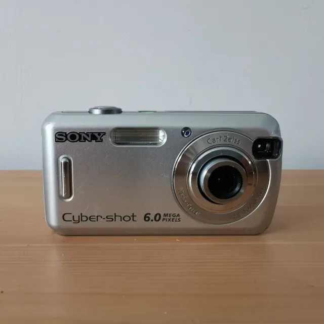 Sony Cybershot DSC-S600 6,0 megapixel fotocamera digitale compatta argento e caricabatterie