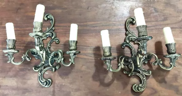 Ancienne grande paire d'appliques murales en bronze à 2 bougies.