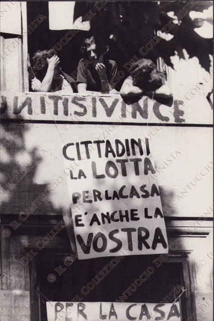 1970c ROMA Occupazione dei Palazzi baraccati protesta Fotografia