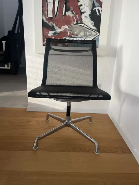 Vitra Eames EA 108, drehbar, Netzgewebe schwarz, guter Zustand. NP: 2145 €