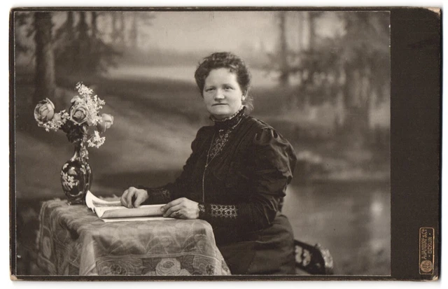 Fotografie A. Jandorf & Co., Berlin, Dame im dunklen Kleid mit Halskette blätte