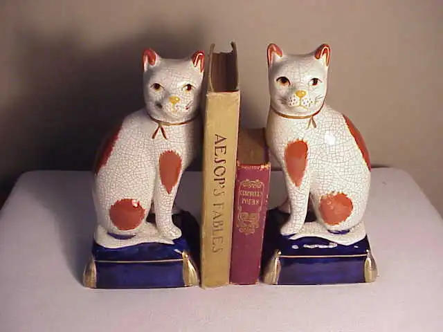 Vintage Pair Fitz & Floyd Staffordshire Style Porcelain Cat On Pillow Bookends