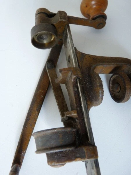 Sertisseuse Ancienne DAGOL N°6 - Fonte De Fer Et Acier - Pour Atelier Ou Décoration - OCCASION