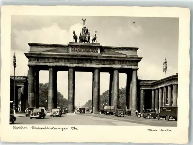 39819354 - 1000 Berlin Mitte Brandenburger Tor Oldtimer LKW Fotograf Hans Hartz
