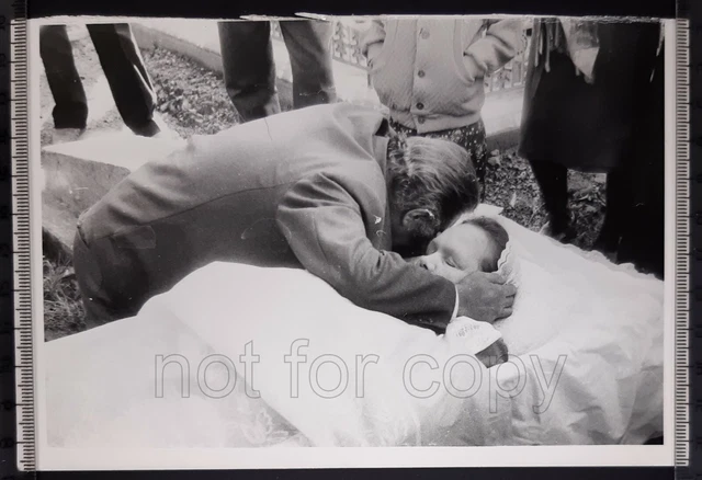 KISS POST MORTEM Funeral Dead woman Coffin Man guy crying Soviet