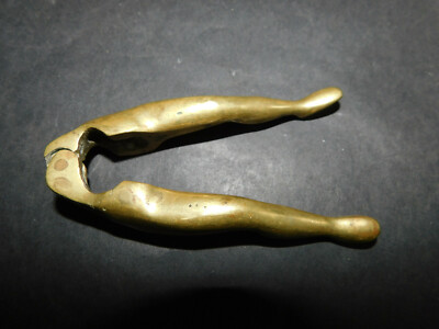 Casse noix ancien en bronze décor de lys Old bronze nutcracker 