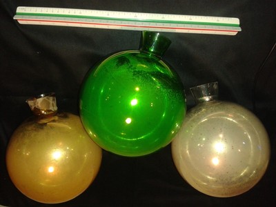 3 ANCIENNES GROSSES boules de Noël verre églomisé ou mercurisé. Boule