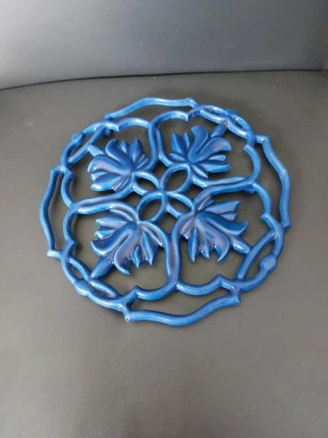 Dessous de plat ancien en fonte émaillée - France