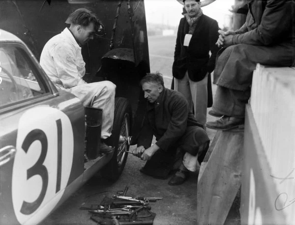 Photo De Course Ancienne – Aston Martin DB2 – Pilotes Nigel Mann Et David Lewis – Année 1953