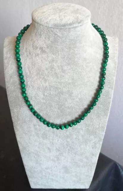 Collier de perles en MALACHITE - Longueur 40 cm.