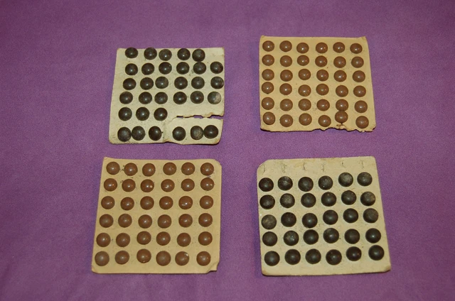Lot De 4 Boutons Anciens En Métal à Personnages - Vintage, Collection Mercerie, Bon état